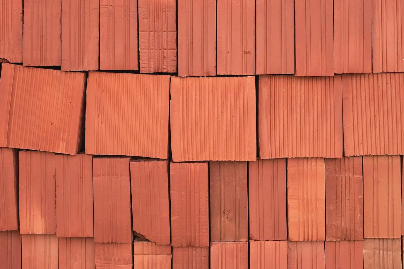 Hohlziegel für den Bau von Innen- und Außenwänden von Gebäuden nichttragender Bauweise, auf Paletten. Ware auf Lager. Bau und Reparatur, Lieferung und Verkauf von Baumaterialien.